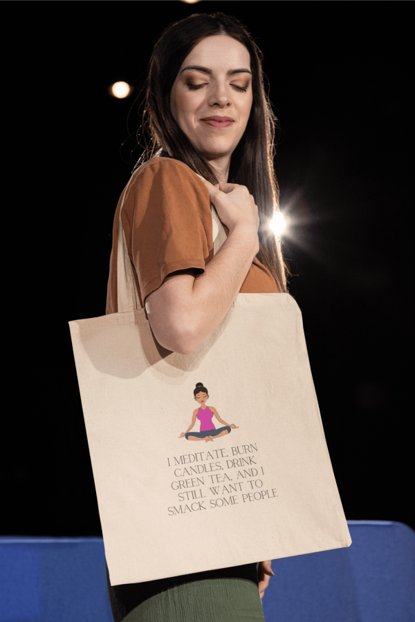 Tote Bag „I Meditate…” – Cară-ți lucrurile (și răbdarea) cu stil Tote Bag „I Meditate…” – Cară-ți lucrurile (și răbdarea) cu stil