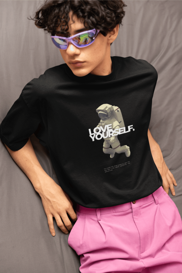 Tricou Love Yourself (Astronaut Edition) – Călătoria ta interioară Tricou Love Yourself (Astronaut Edition) – Călătoria ta interioară